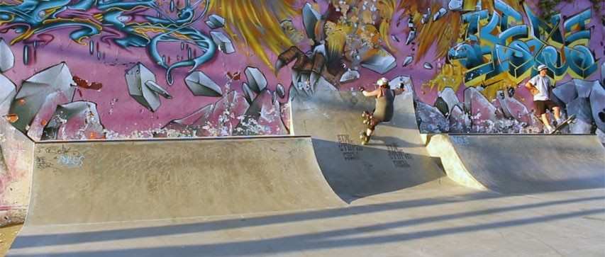 Cindy Massé meeting quad skater girls in skateparks